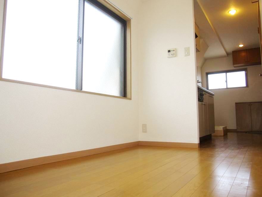 �y�Z�L�����e�B�z�@