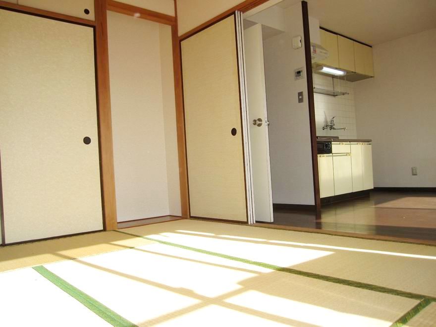 �y�Z�L�����e�B�z�@