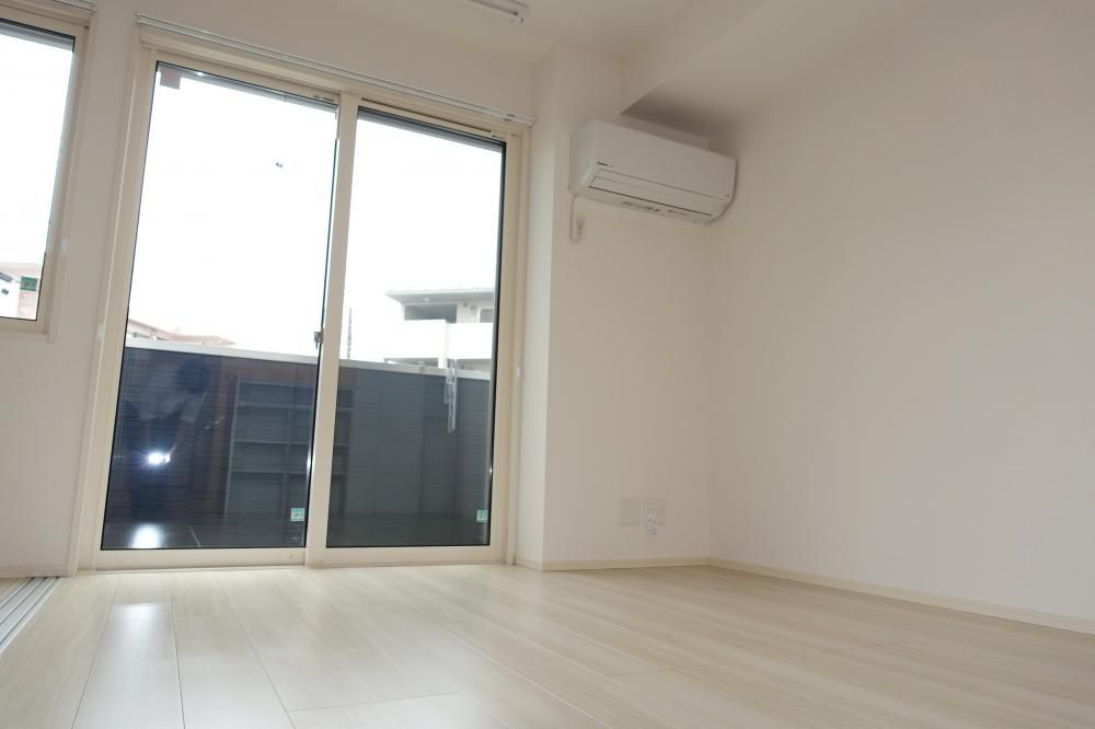 �y�Z�L�����e�B�z�@