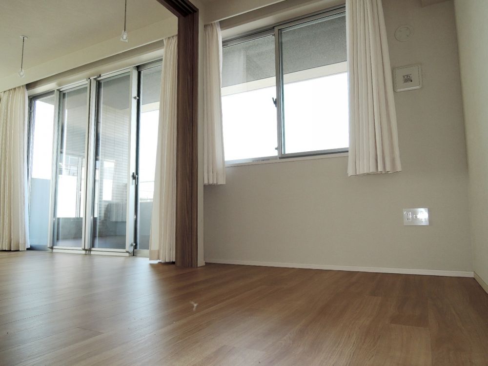 �y�Z�L�����e�B�z�@