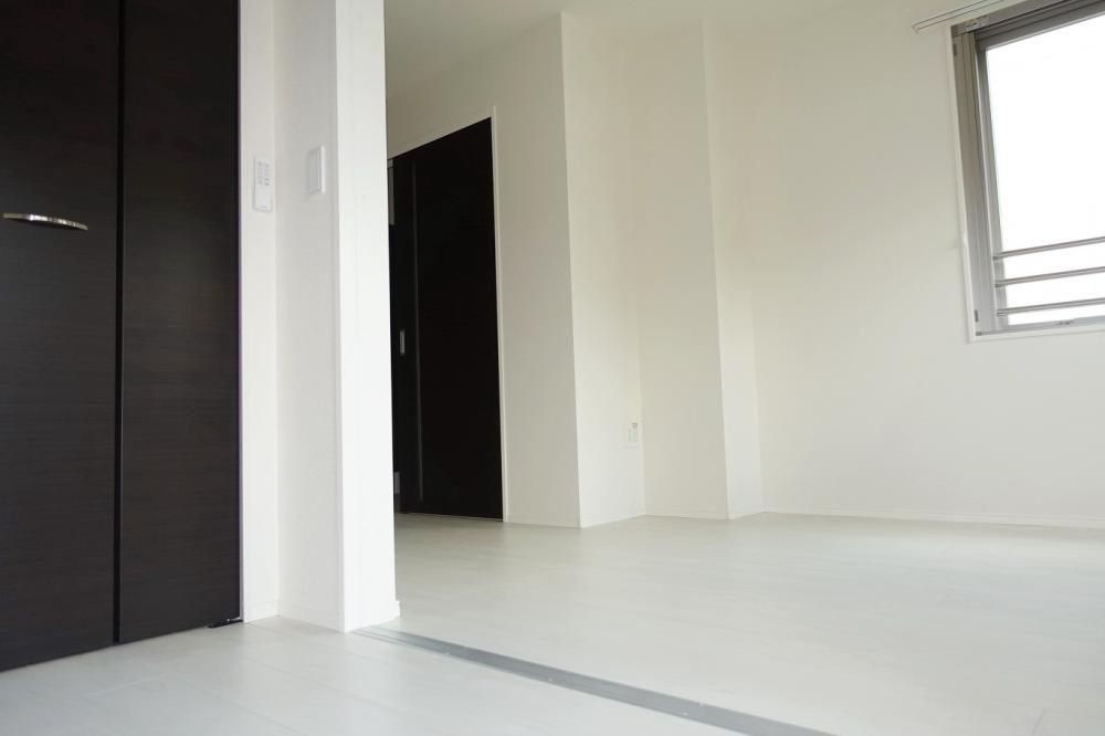 �y�Z�L�����e�B�z�@