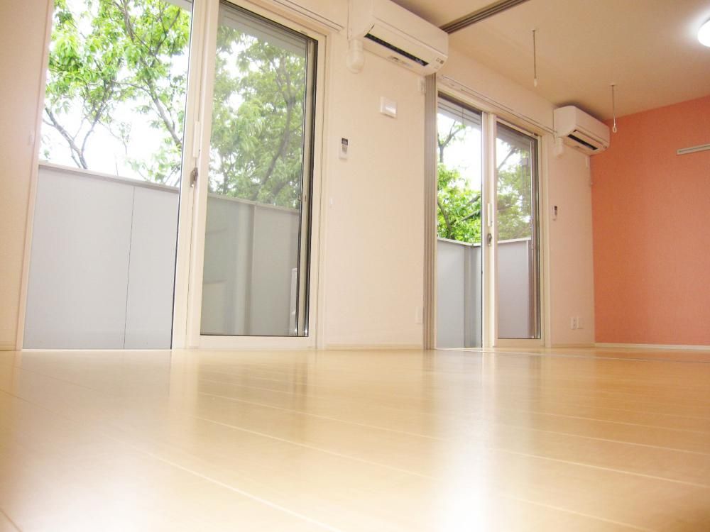 �y�Z�L�����e�B�z�@