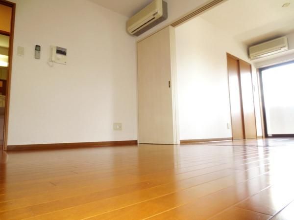 �y�Z�L�����e�B�z�@