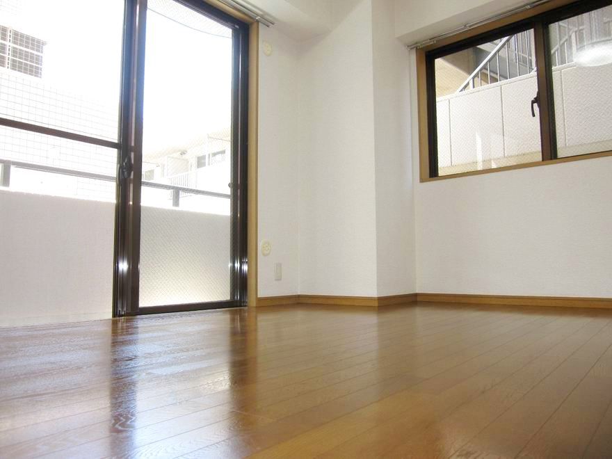 �y���]�z�@