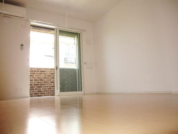 �y�Z�L�����e�B�z�@